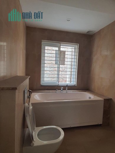 Tôi cần bán nhà BT Lô góc, C37 Bắc Hà, DT 250m x 3,5 tầng. Hoàn thiện. Giá 49,5 tỷ.
