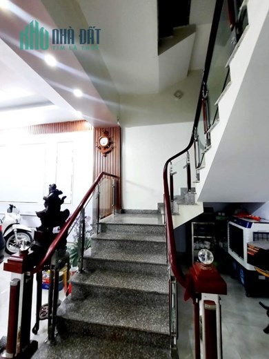Bán nhà mặt đường Trại Lẻ, 97m 3 tầng giá quá hời 6.7 tỉ gần AEON