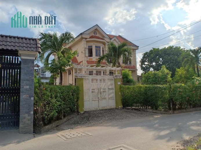 Cần bán gấp nhà HXH, Quốc lộ 13, lô góc, ngang 6m, 102m2, 4 tầng, giá chỉ hơn 10 tỷ.
