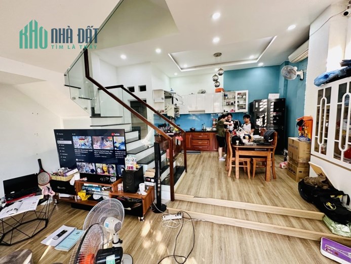 Cần bán gấp nhà HXH, Quốc lộ 13, lô góc, ngang 6m, 102m2, 4 tầng, giá chỉ hơn 10 tỷ.