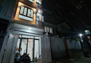 Nhà Sài Gòn Gía Rẻ, 4 Tầng 190M2, Xe hơi đỗ cửa, Quận 7