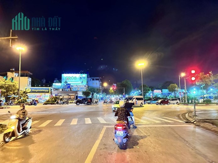BÁN ĐẤT TẶNG NHÀ KINH DOANH NGAY_ PHỐ THẠCH BÀN _KINH DOANH_ VỈA HÈ RỘNG_ CHO THUÊ 20 TR/ THÁNG..