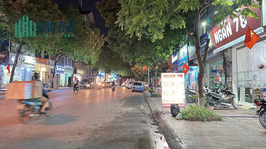 BÁN ĐẤT TẶNG NHÀ KINH DOANH NGAY_ PHỐ THẠCH BÀN _KINH DOANH_ VỈA HÈ RỘNG_ CHO THUÊ 20 TR/ THÁNG..