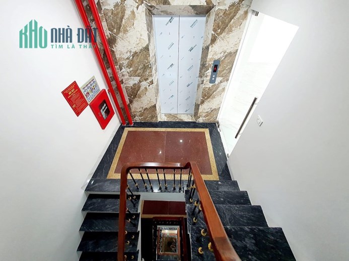 Bán tòa nhà văn phòng Hoàng Quốc Việt 120m2, 9 tầng, mặt tiền 6.2m giá rao bán 42.8 tỷ