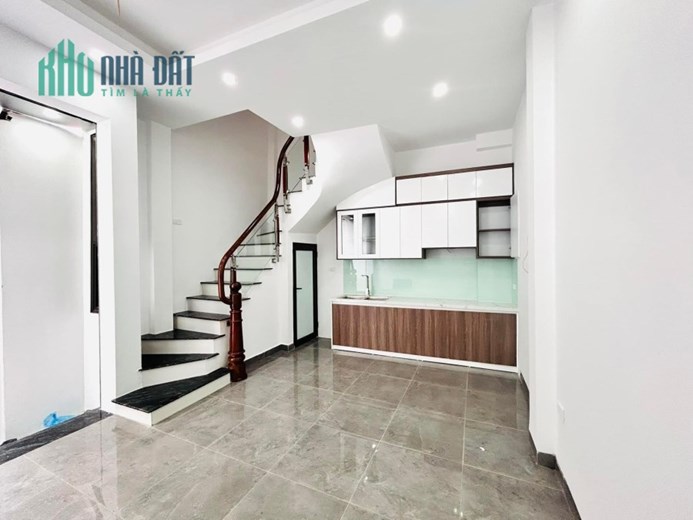 CHỈ NHỈNH 2 TỶ CÓ CĂN NHÀ SỔ ĐẸP GẦN PHỐ MỚI KINH KONG 32M2 5 TẦNG HOÀNG MAI