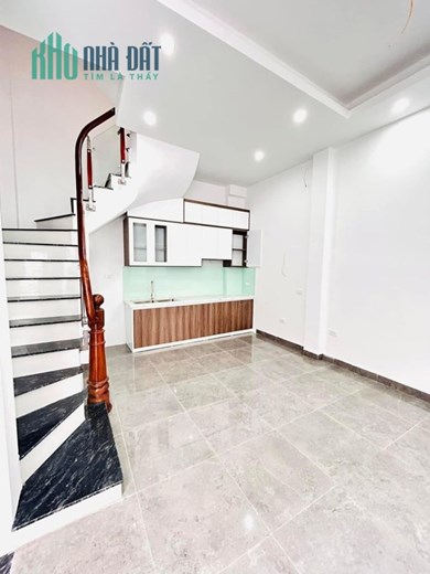 CHỈ NHỈNH 2 TỶ CÓ CĂN NHÀ SỔ ĐẸP GẦN PHỐ MỚI KINH KONG 32M2 5 TẦNG HOÀNG MAI