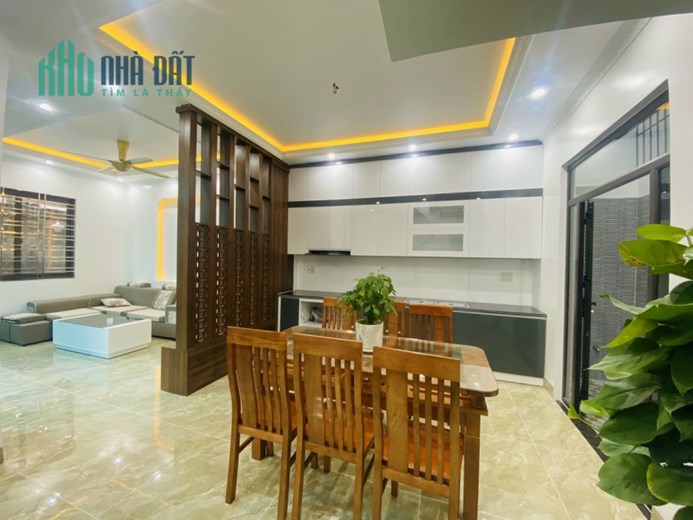 Bán nhà xây mới Chợ Hàng Cũ, 56m 4 tầng sân cổng riêng GIÁ 3.4 tỉ đẹp miễn chê