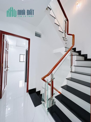 BÁN NHÀ MỚI XÂY BẾN VÂN ĐỒN Q4 3m8 x 18m , 4 TẦNG GIÁ 8 TỶ 9 , Ô TÔ VÀO NHÀ . KHU DÂN TRÍ CAO