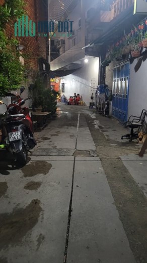 TT PHÚ NHUẬN GIÁP QUẬN 1, TÂN BÌNH, GẦN SÂN BAY, SÁT MẶT TIỀN. NGANG 4M.