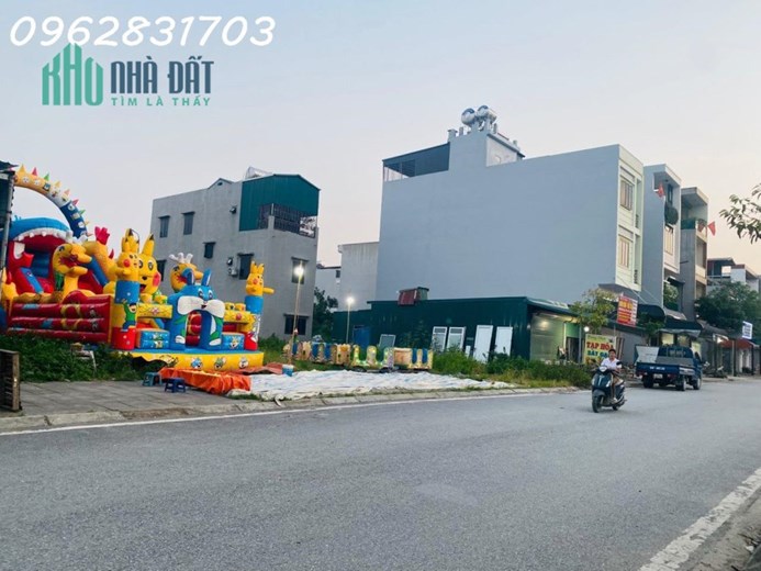 chính chủ bán nhanh lô đất mặt đài phun nước phố chợ lương sơn