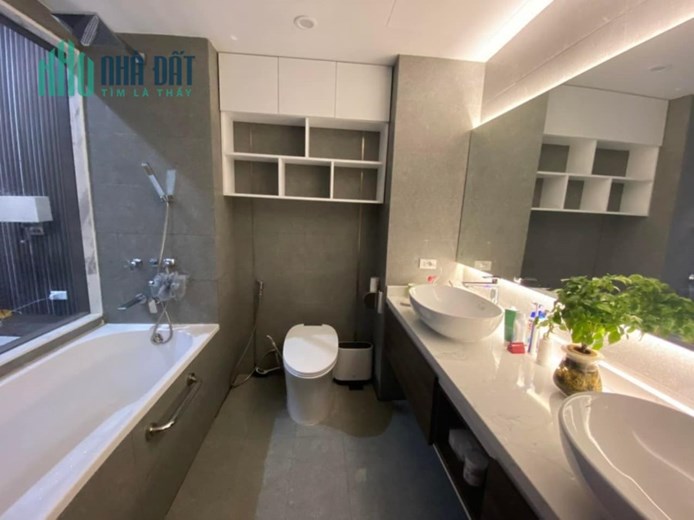 Bán nhà đường Hoàng Quốc Việt, Q Cầu Giấy 100m2, 5T, MT 5m, vỉa hè rộng. Giá 22 tỷ.