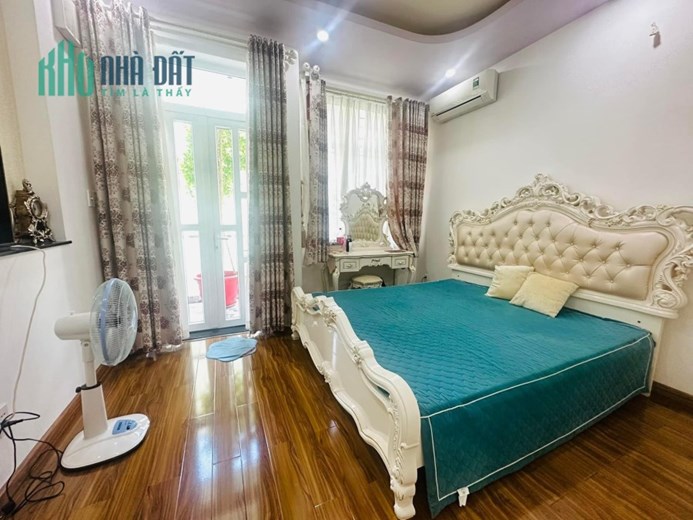 Bán nhà HXH 8m Lạc Long Quân ngay CV Đầm Sen, DT: 4x17m, 4 Tầng, 4PN, giá 10.5 tỷ.