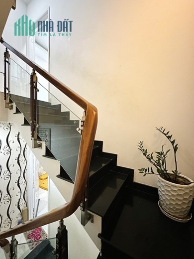 CHÍNH CHỦ GỬI BÁN GẤP NHÀ RIÊNG: 1 TRỆT + 2LẦU ĐÚC, 2PN + 2 WC, QUẬN 10 GẦN DH BÁCH kHOA.
