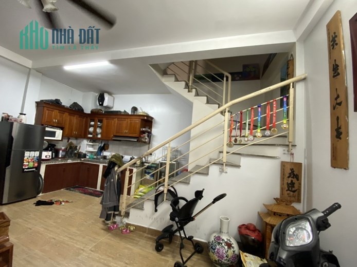 Bán nhà Ngọc Thuỵ, Dt 32m, 3 tầng, 2 ngủ, giá hơn 2 tỷ.