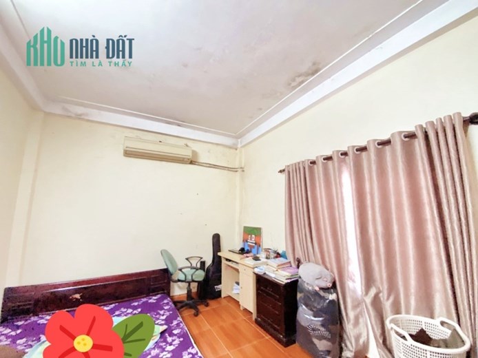 Bán nhà Ngọc Thuỵ, Dt 32m, 3 tầng, 2 ngủ, giá hơn 2 tỷ.