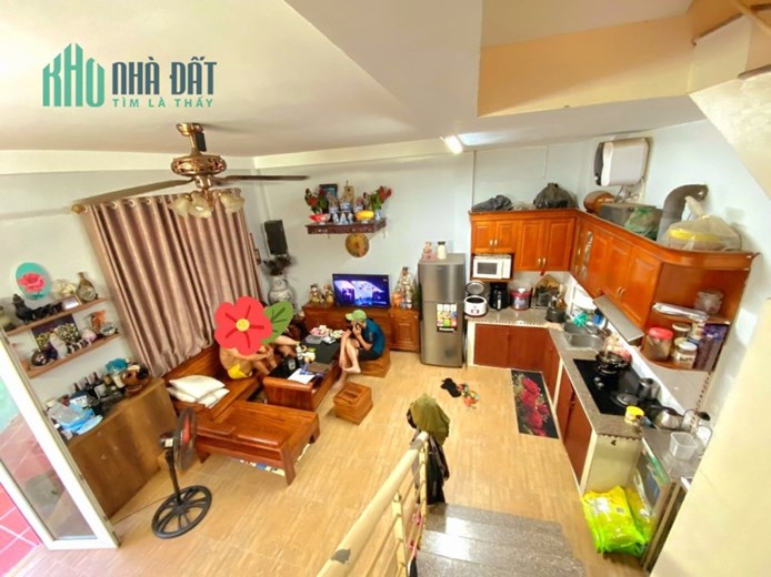 Bán nhà Ngọc Thuỵ, Dt 32m, 3 tầng, 2 ngủ, giá hơn 2 tỷ.