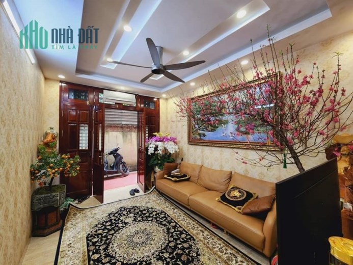 Bán nhà ,35m x5 tầng,gio thông thuận tiện,khu vực ít nhà bán,nội thất ngoại nhập,3 ngủ đủ công năng