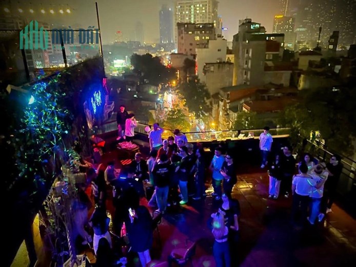 Cho thuê sân thượng kinh doanh cafe rooftop tại Nguyễn Phúc Lai , DTSD 150m2 , giá 15tr