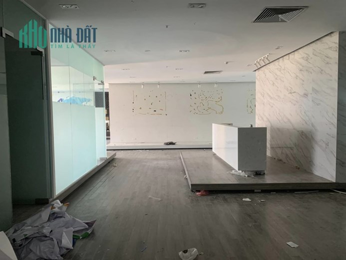 Cho thuê mặt bằng phố Giảng Võ , DTSD 900m2, giá 135tr
