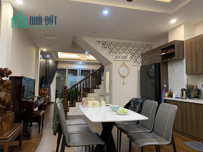 Bán nhà phố Cự Lộc, ô tô, gần hồ, nhà đẹp, dân xây, 92m, mt 5m, 10.5 tỷ