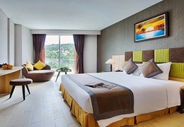 Cần bán khách sạn 38 phòng mới 100% khu Á Châu vị trí đẹp có hồ bơi.