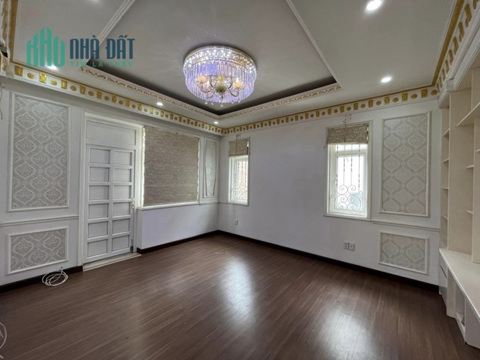 Hạ chào 3.5 tỷ Biệt thự vi vu gió hồ Linh Đàm, 240m2 sổ đỏ, mặt tiền khủng 13m, giá sốc 38 tỷ
