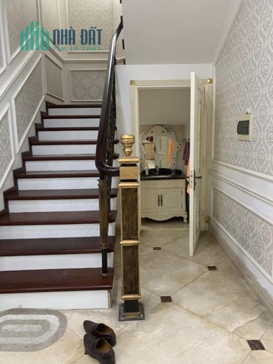 Hạ chào 3.5 tỷ Biệt thự vi vu gió hồ Linh Đàm, 240m2 sổ đỏ, mặt tiền khủng 13m, giá sốc 38 tỷ