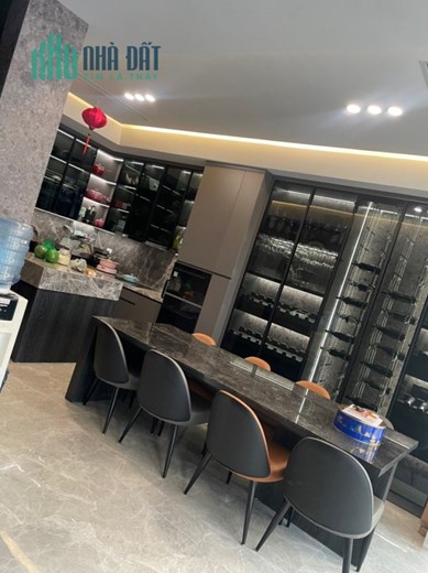NHÀ ĐẸP MẶT PHỐ NGUYỄN VĂN CỪ  VỊ TRÍ ĐẮC ĐỊA, MẶT TIỀN RỘNG - SIÊU HIẾM,  THANG MÁY, CỬA NGÕ