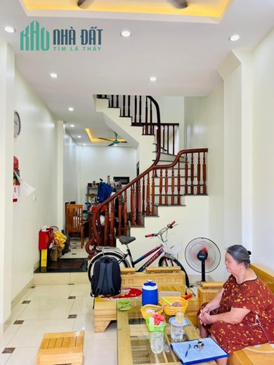 Cần bán nhà Cầu Diễn 37m2 ở 5 tầng đẹp thoáng, cạnh phố giá với 3.7 tỷ
