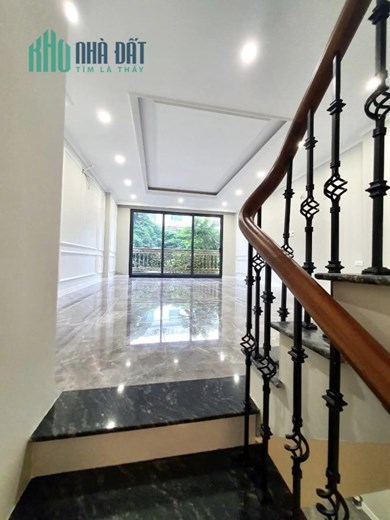 ÂU CƠ - GARA 7 CHỖ, THANG MÁY XỊN, NỘI THẤT NHẬP KHẨU 10.2 TỶ