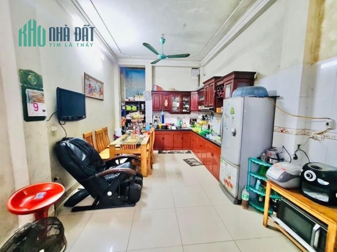 Bán gấp Nguyễn Văn Cừ 60m2, 5 tầng, hơn 5 tỷ Long Biên Hà Nội.