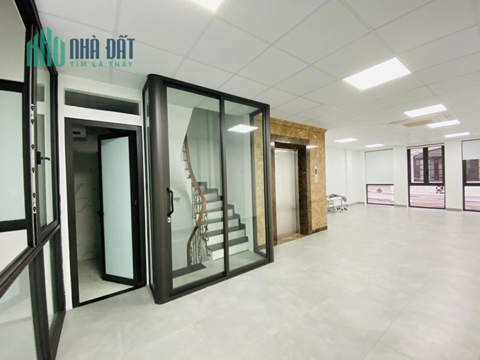 Bán nhà 8 tầng, thang máy đường Trần Quang Diệu, căn góc 2 thoáng ô tô tránh, tặng nội thất