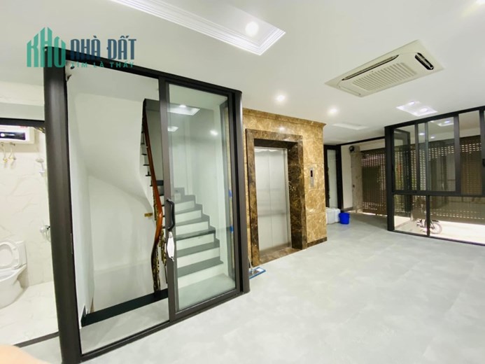 Bán nhà 8 tầng, thang máy đường Trần Quang Diệu, căn góc 2 thoáng ô tô tránh, tặng nội thất