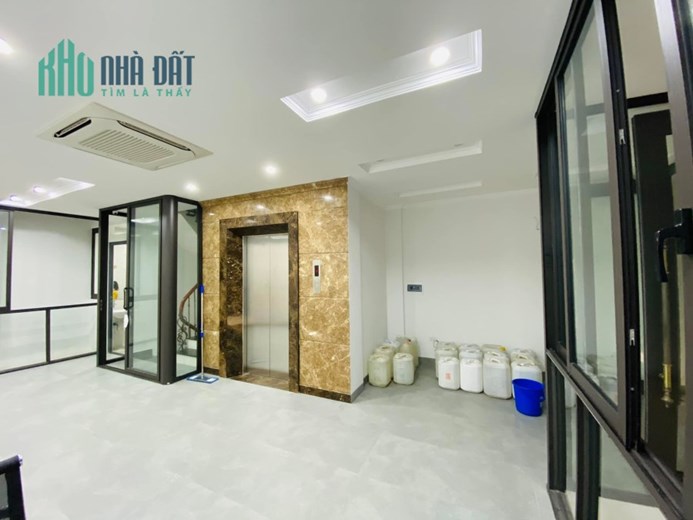 Bán nhà 8 tầng, thang máy đường Trần Quang Diệu, căn góc 2 thoáng ô tô tránh, tặng nội thất