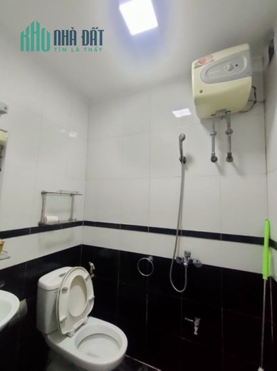 Hiếm bán nhà Hoàng Cầu 30m2 x4 tầng, mt 4.5m, oto đỗ cửa, gần hồ, 4.7 tỷ