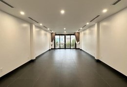 CẦN TÌM KHÁCH THUÊ NGUYÊN CĂN QUAN HOA, CẦU GIẤY, DIỆN TÍCH 95M, MT 5M, 6 TẦNG THANG MÁY