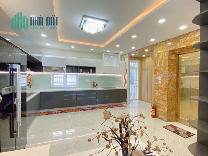 Ngộp Nặng: Hàng Hiếm Siêu phẩm biệt thự Nguyễn Hữu Thọ, 215m2. Thang máy. Hồ Bơi. Dòng tiền 550 Tr