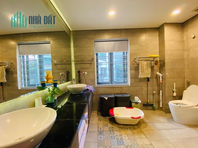 ĐẲNG CẤP, Bán nhà Vạn Bảo, Vạn Phúc 65m2, phân lô Ô tô tránh chỉ với 20 tỷ