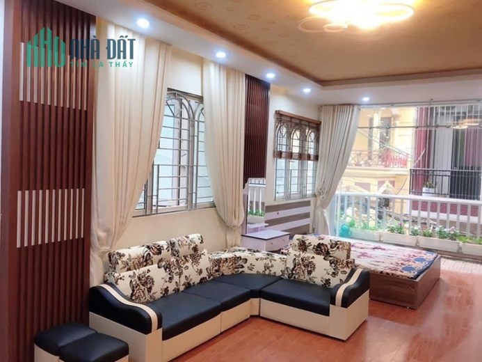 Bán nhà Hào Nam 40m2 x 5 tầng khu dân trí cao, gần ô tô giá bán 4,6 tỷ