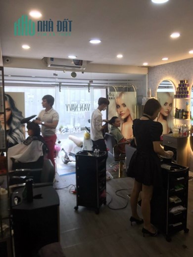 Em đi nước ngoài nên cần sang lại tiệm tóc và nails gần trung tâm Quận 1 đang có thu nhập ổn định