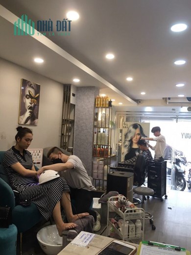 Em đi nước ngoài nên cần sang lại tiệm tóc và nails gần trung tâm Quận 1 đang có thu nhập ổn định