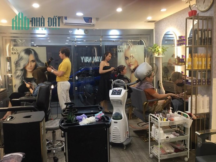 Em đi nước ngoài nên cần sang lại tiệm tóc và nails gần trung tâm Quận 1 đang có thu nhập ổn định
