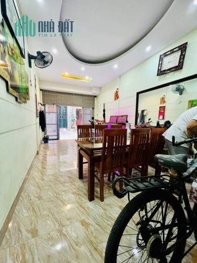 NHÀ MẶT NGÕ THUỘC MAI DỊCH TẠI QUẬN CẦU GIẤY. NHÀ ĐẸP, RỘNG RÃI, THOÁNG MÁT. GIÁ CẢ HỢP LÝ.