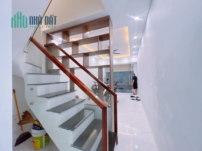 BÁN NHÀ ĐÊ LA THÀNH NHỎ ĐỐNG ĐA HÀ NỘI. NHÀ MỚI TINH 4 TẦNG , GIÁ CHỈ 100TR/M2
