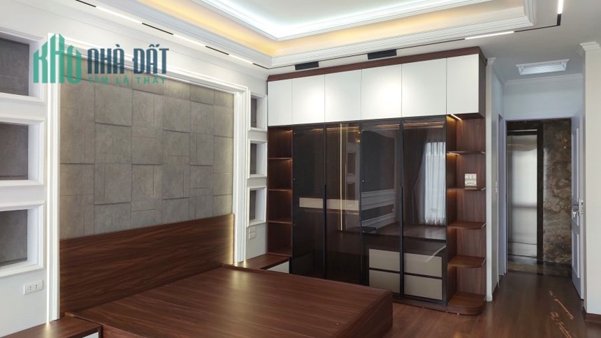 ÂU CƠ - GARA 7 CHỖ, THANG MÁY, DOANH THU 800 TRIỆU 9.3 TỶ
