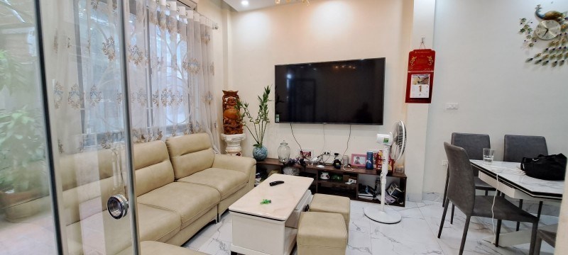 Bán nhà lô góc Trường Chinh 30m2 x 3 tầng, gần phố, oto đỗ cửa, ngõ nông, 4.2 tỷ