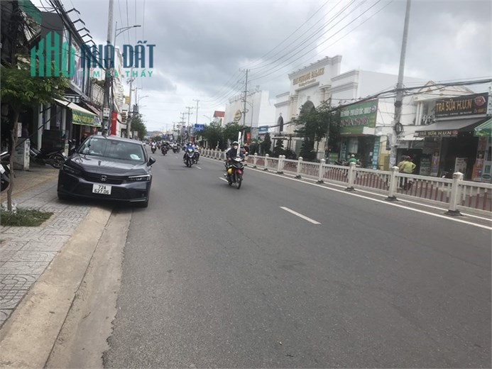 Cho thuê mặt bằng đẹp cạnh cổng KCN Đông Xuyên đường 30/4, TPVT