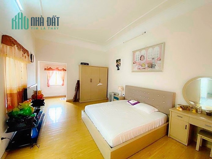 Bán nhà diện tích 90m 3 tầng sân cổng riêng GIÁ 4.3 tỉ phố Lạch Tray ngõ cực nông