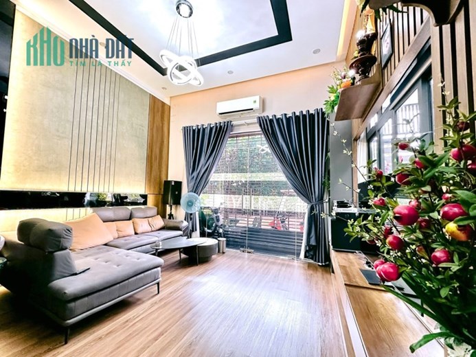 Nhà đẹp, đủ nội thất ngay MT đường sát vách TTTP.BMT, DT 8x14 chỉ 3.15 tỷ. Lh:0934934886