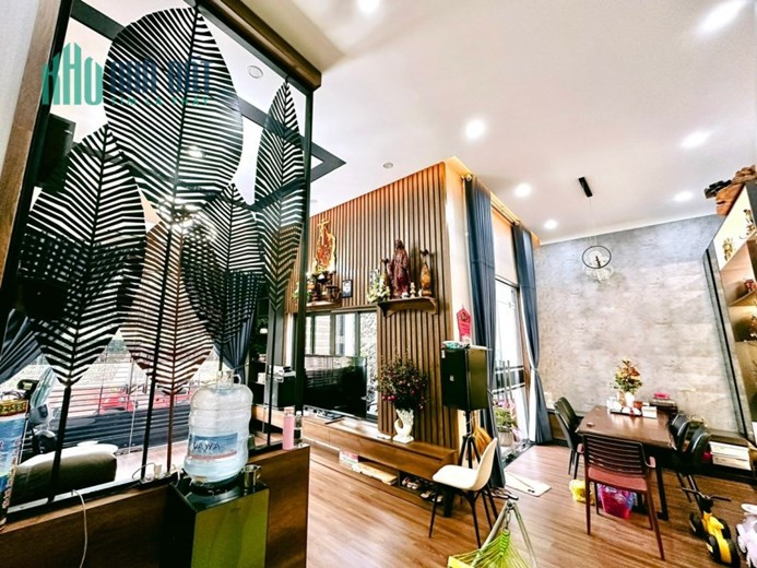 Nhà đẹp, đủ nội thất ngay MT đường sát vách TTTP.BMT, DT 8x14 chỉ 3.15 tỷ. Lh:0934934886